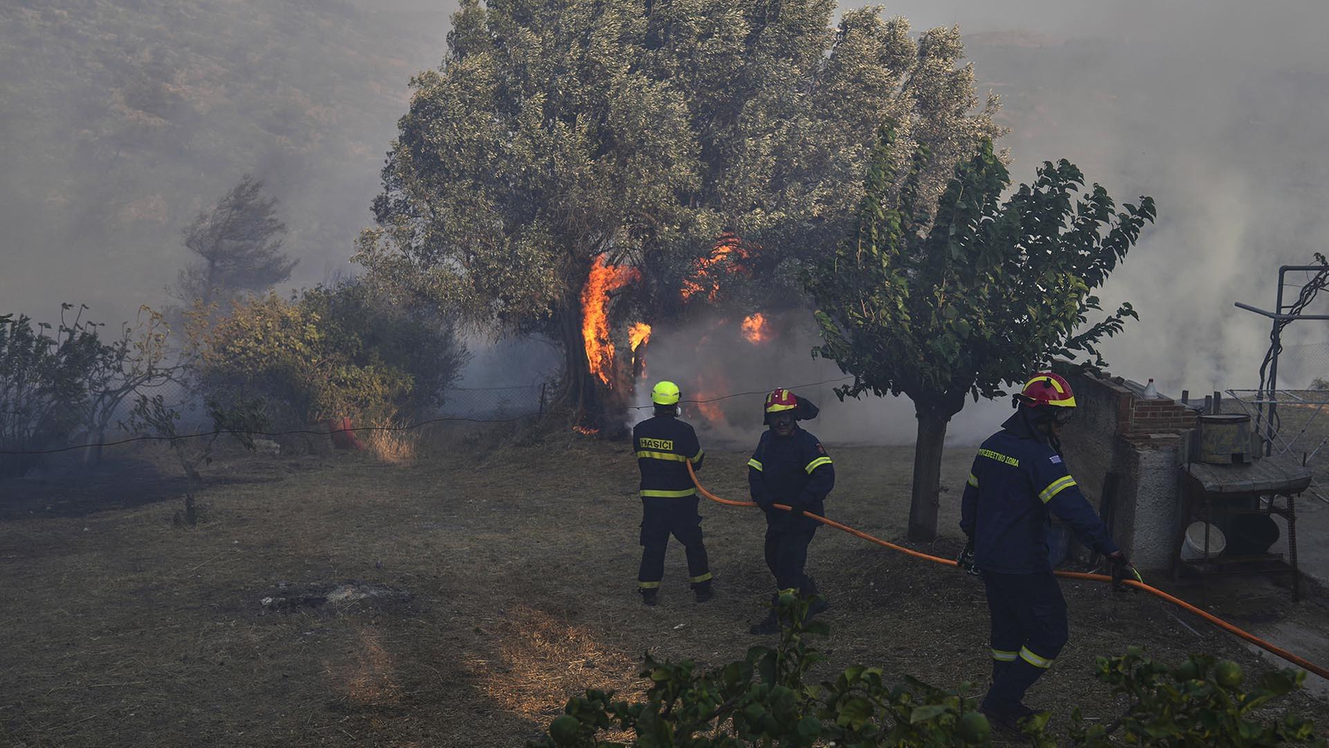 Feuerwehr weiter im Einsatz gegen Brand bei Athen