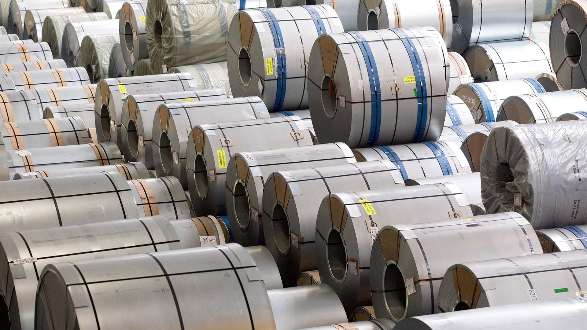Walzstahl-Coils in einem Lager. | picture alliance / Jrg Sarbach