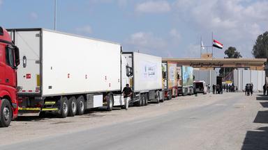Lkw mit Hilfsgütern warten am Grenzübergang Rafah.