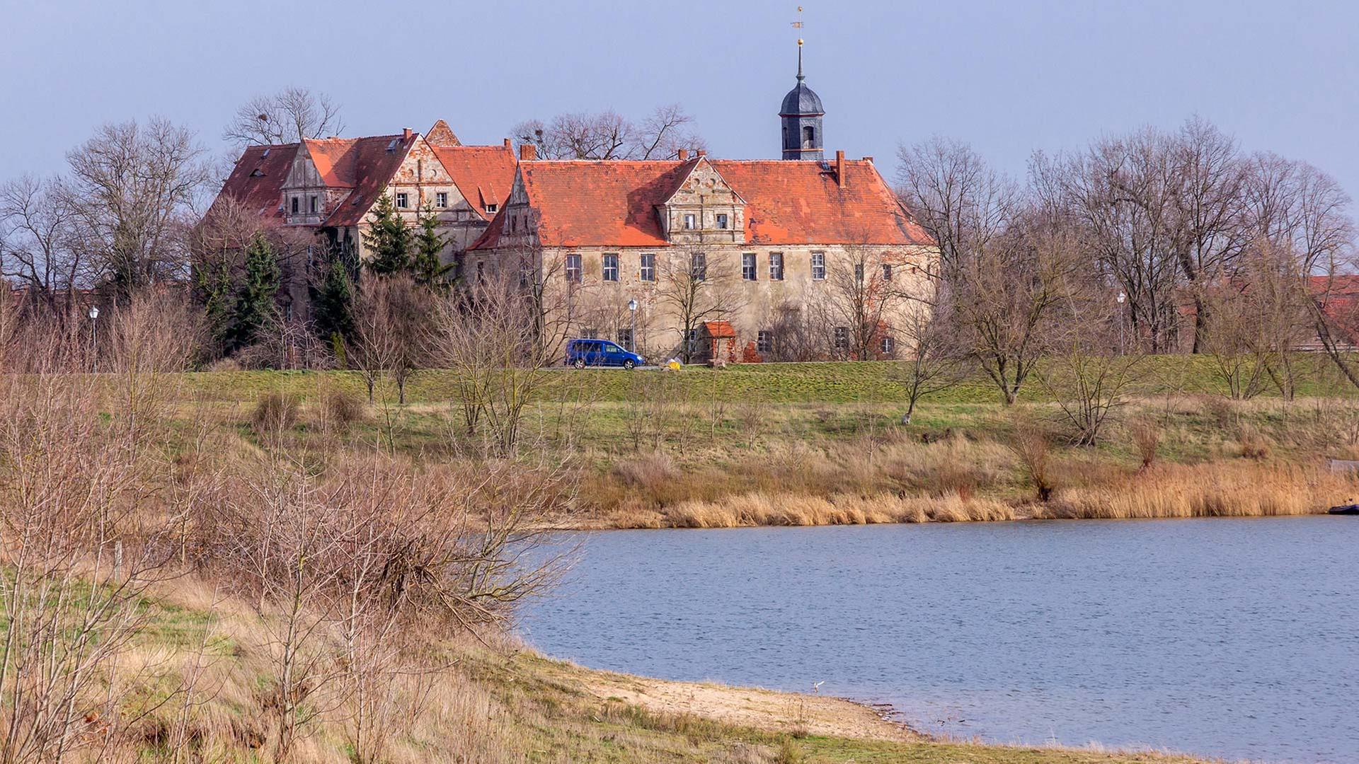 Das denkmalgeschützte Schloss von Mühlberg/Elbe. | picture alliance / Shotshop