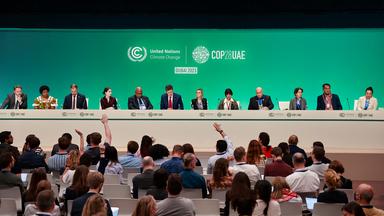 Minister und Delegierte nehmen an einer Pressekonferenz auf der Klimakonferenz der Vereinten Nationen (COP28) in Dubai teil.