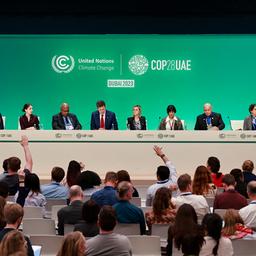 Minister und Delegierte nehmen an einer Pressekonferenz auf der Klimakonferenz der Vereinten Nationen (COP28) in Dubai teil.