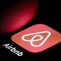 Nahaufnahme der App von Airbnb auf einem Smartphone.