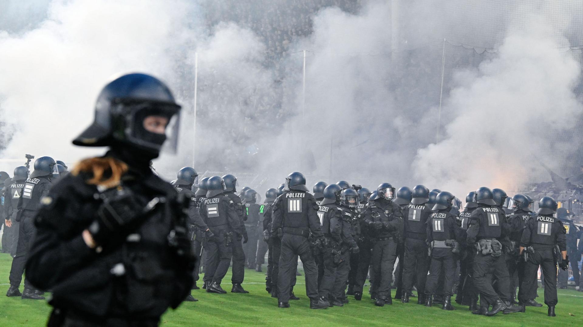 Schwere Ausschreitungen bei Pokal-Derby - Viele Verletzte