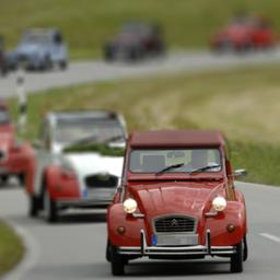 Citroen 2CV-Oldtimer alias "Ente" bei einer Rundfahrt (Archivbild)