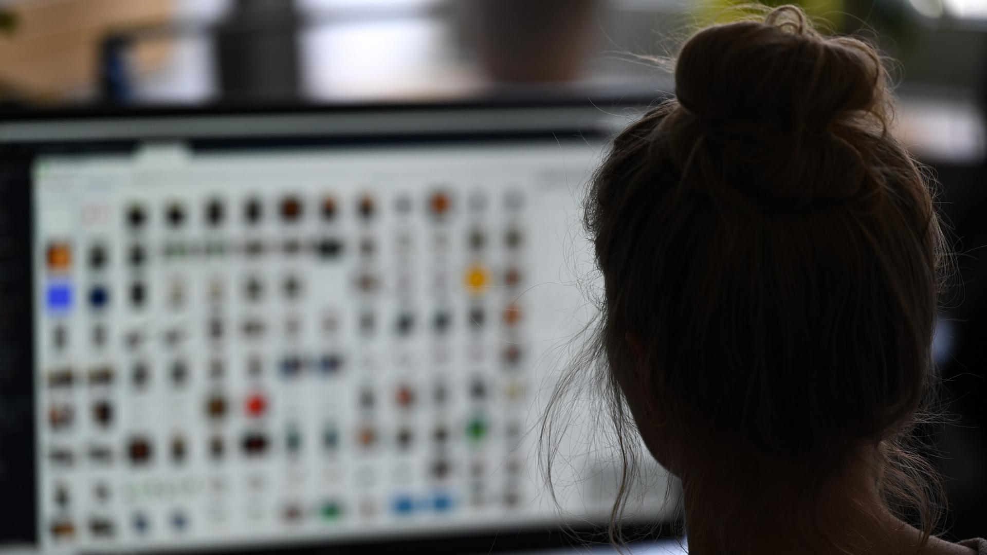 Razzia wegen Kinderpornografie: 87 Beschuldigte und Hunderte Datenträger