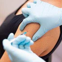 Eine Frau lässt sich bei einer Impfaktion gegen Covid-19 impfen.