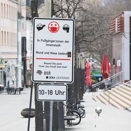 Ein Hinweisschild zur Maskenpflicht steht in der Fußgängerzone in der Innenstadt in Jena