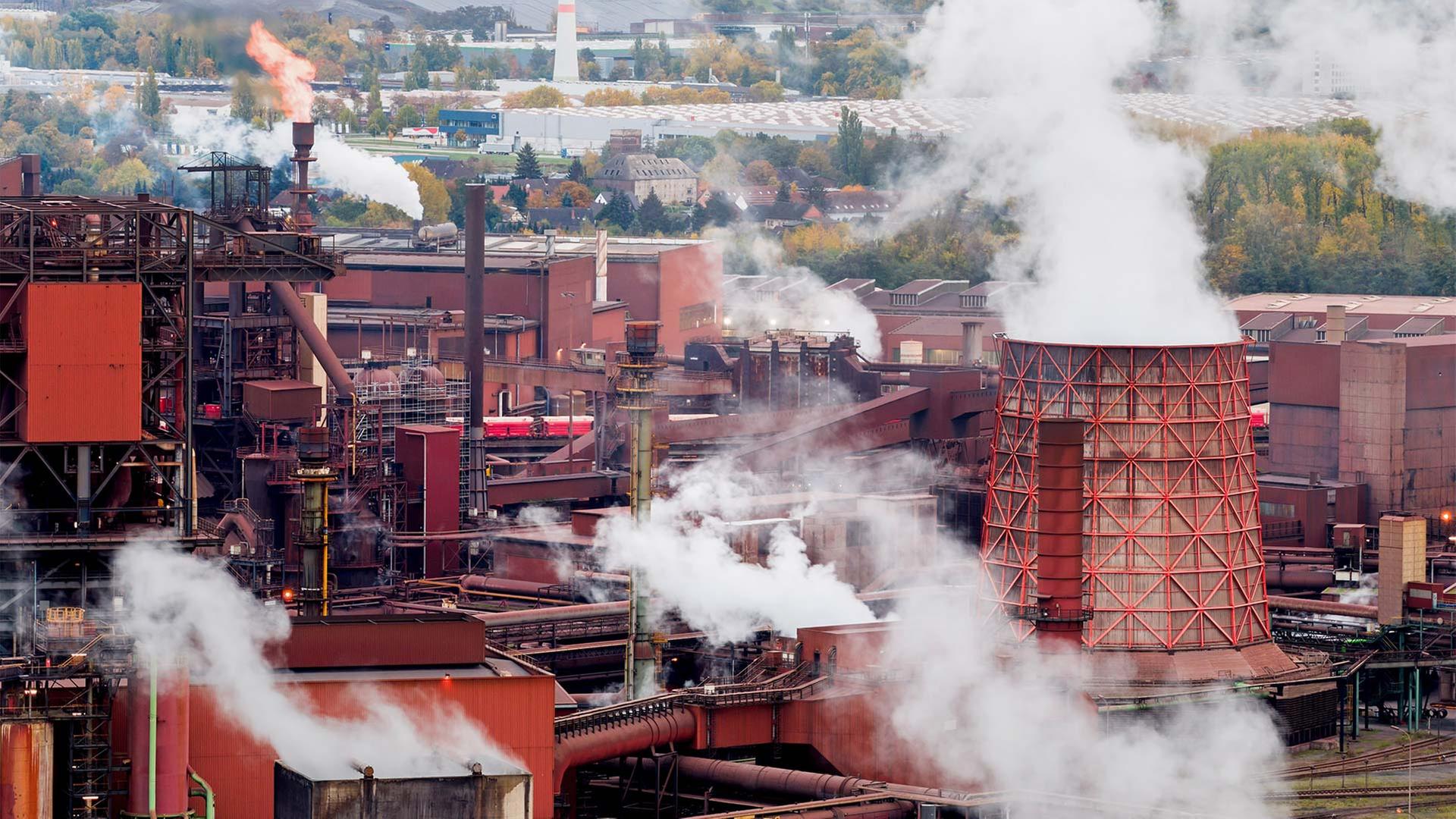 Qualm und Gasflammen Ã¼ber dem WerksgelÃ¤nde einer StahlhÃ¼tte. | picture alliance/dpa