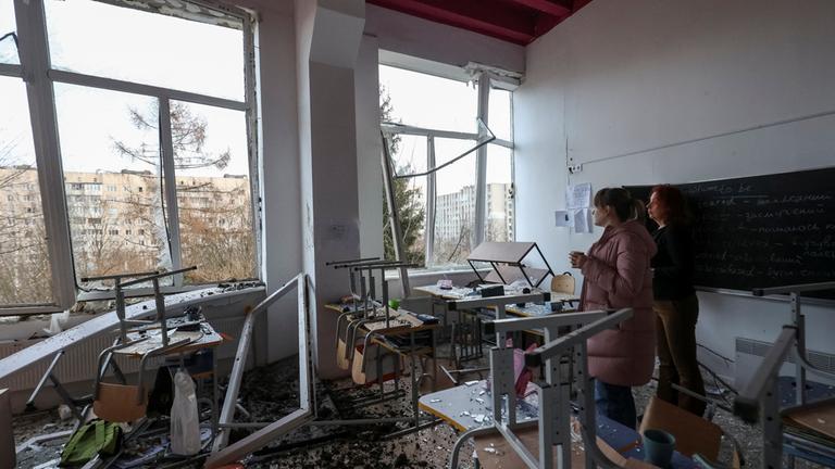 Zwei Frauen stehen in einer Schule in Lwiw im Westen der Ukraine, die nach einem russischen Raketenangriff zerstört wurde.