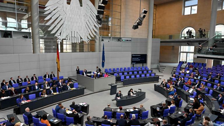 Abgeordnete nehmen an der Sitzung des Bundestags teil.