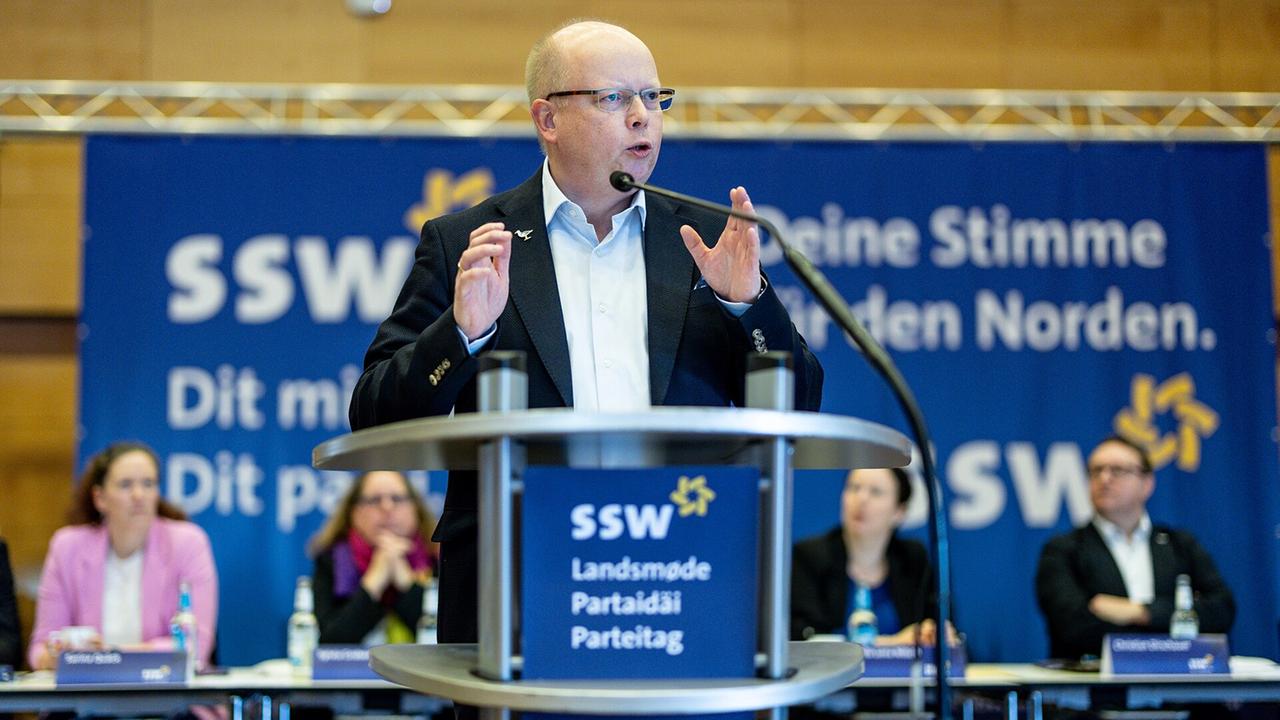 Stefan Seidler (SSW), fraktionsloser Bundestagsabgeordneter des SSW, spricht beim Landesparteitag des SSW in Schleswig. | dpa-Bildfunk