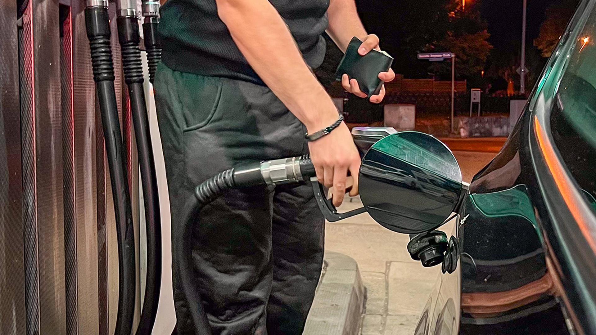 Eine Person betankt einen PKW an einer öffentlichen Tankstelle. (Quelle: IMAGO/Ayman Alahmed) | IMAGO/Ayman Alahmed