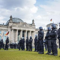 Polizisten vor dem Reichstag in Berlin