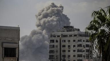 Rauch steigt nach einem Luftangriff in Gaza-Stadt im Gazastreifen auf.