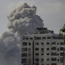 Rauch steigt nach einem Luftangriff in Gaza-Stadt im Gazastreifen auf.