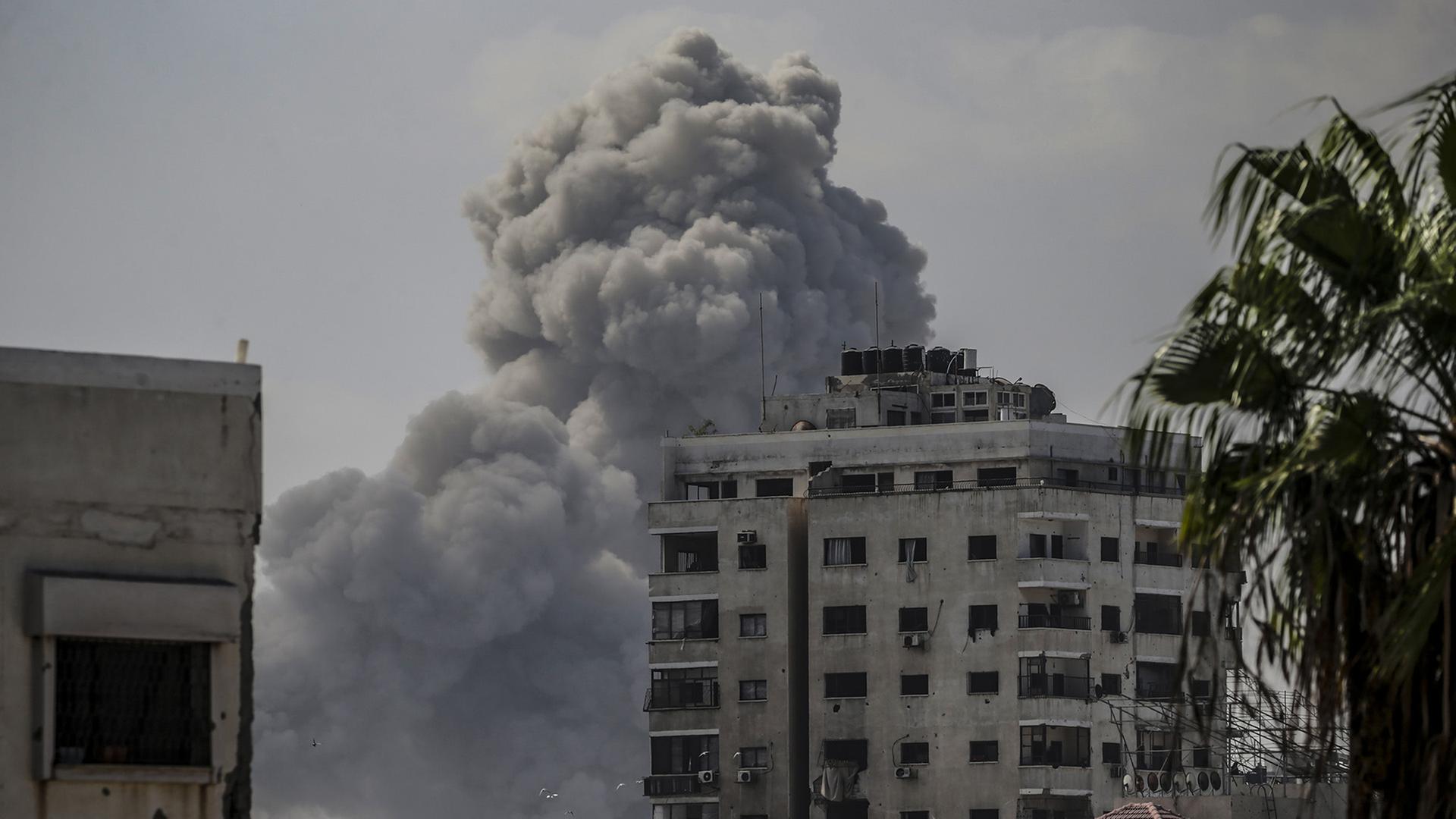 Rauch steigt nach einem Luftangriff in Gaza-Stadt im Gazastreifen auf. | EPA