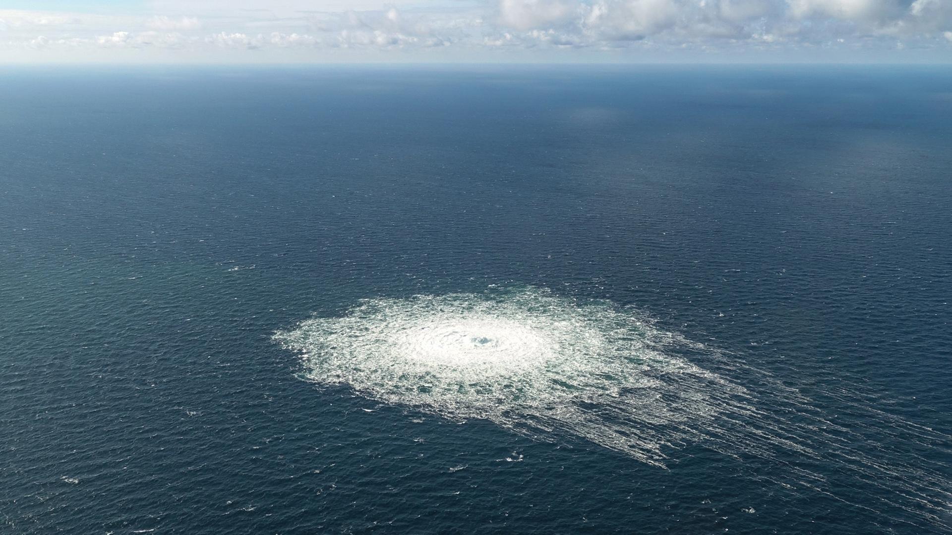 Das Nord Stream 2-Gasleck in der Nähe von Bornholm aus der Luft.  | Danish Defence Command/dpa