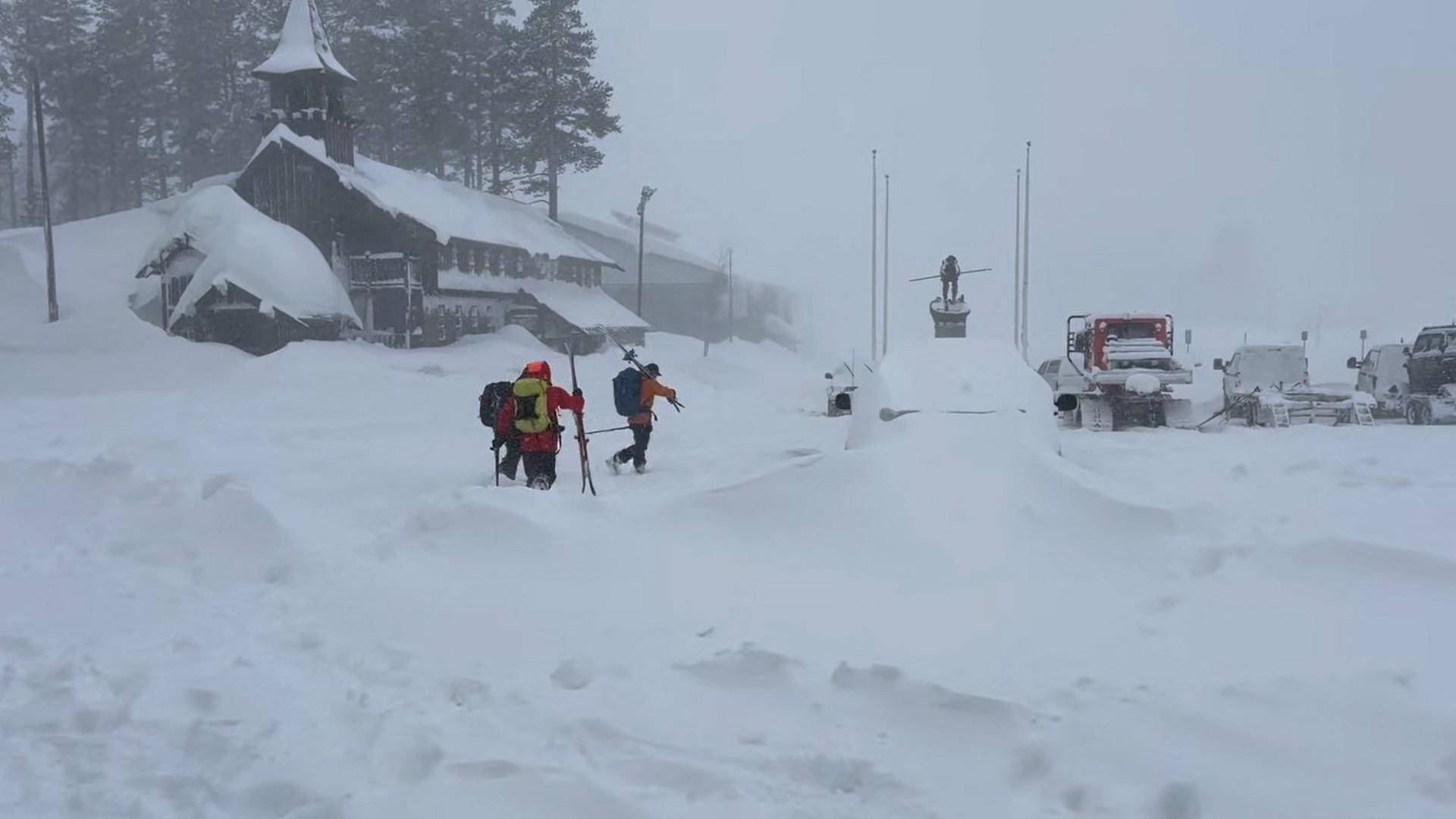 Ein Rettungsteam auf dem Weg zum Ort einer Lawine im Gebiet Castle Peak in Truckee, Kalifornien. | AFP