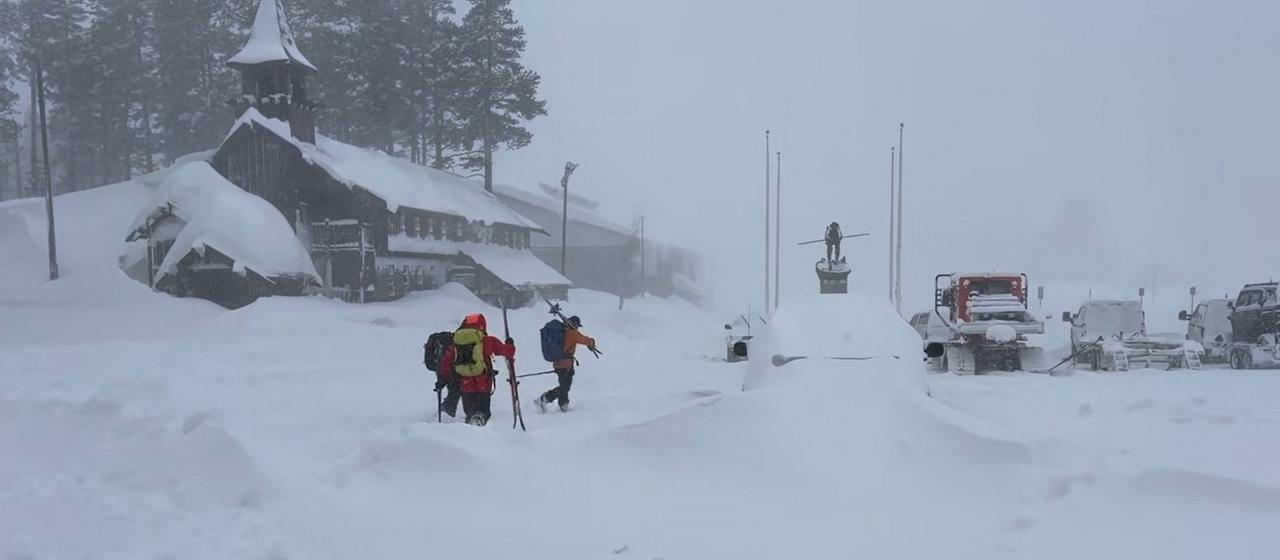 Ein Rettungsteam auf dem Weg zum Ort einer Lawine im Gebiet Castle Peak in Truckee, Kalifornien.