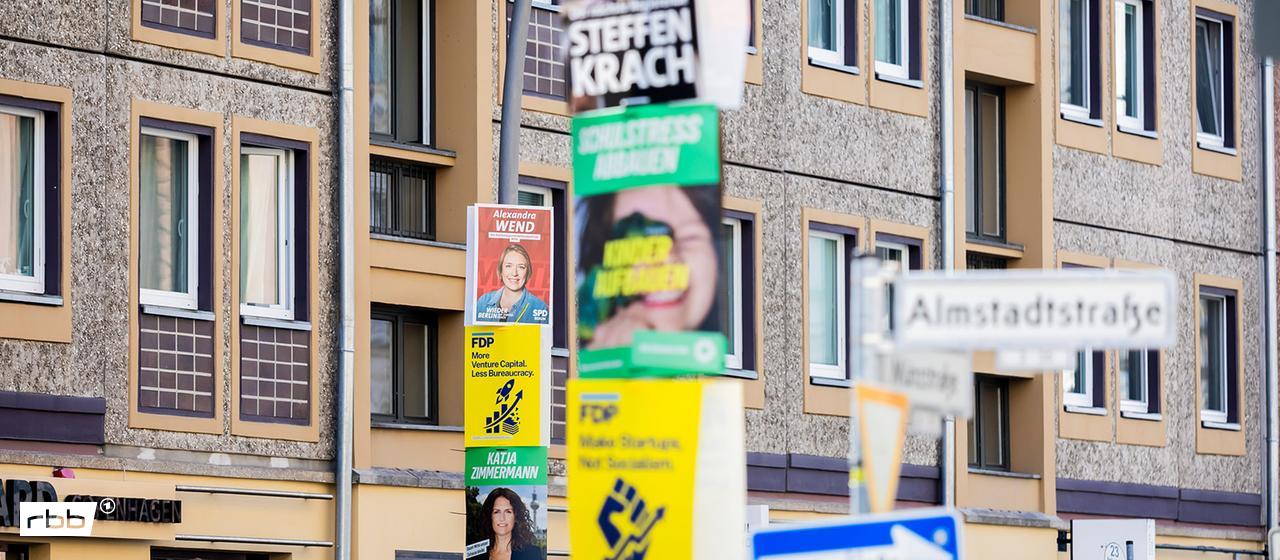 Wahlplakate hängen in Berlin-Mitte (Quelle: dpa/Christoph Soeder)
