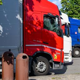 Lkw stehen auf einem Rastplatz an der Autobahn A12 (Archivbild)