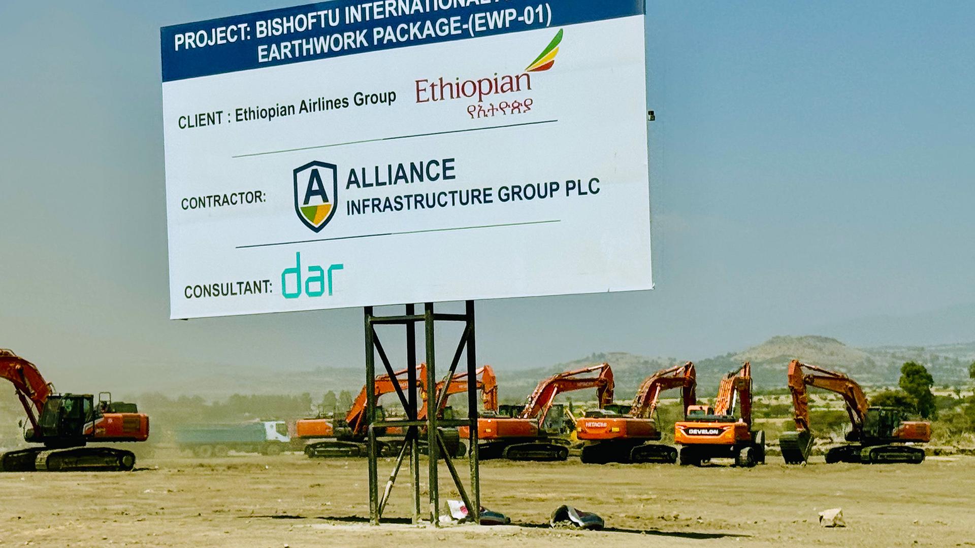 Bagger stehen hinter einem großen Schild | Karin Bensch