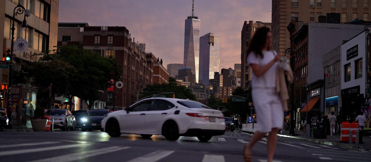 Blick auf eine Straße in New York am Abend.