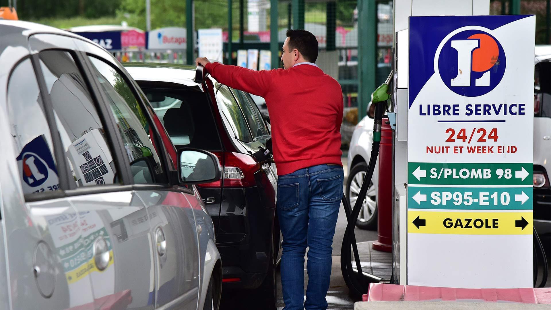 Ein Mann beim Betanken seines Autos an einer Tankstelle in Frankreich. | picture alliance / dpa
