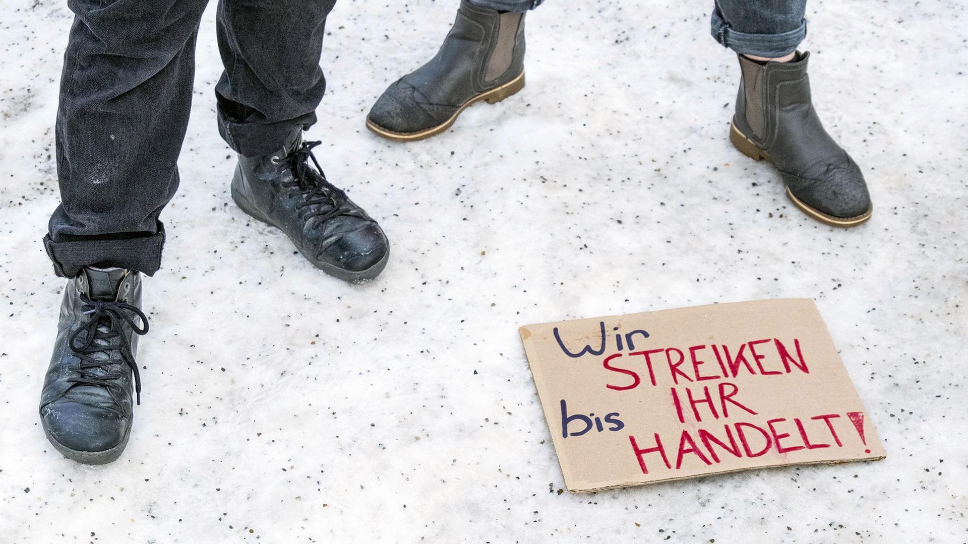 Beschäftigte von Aios stimmen für unbefristeten Streik