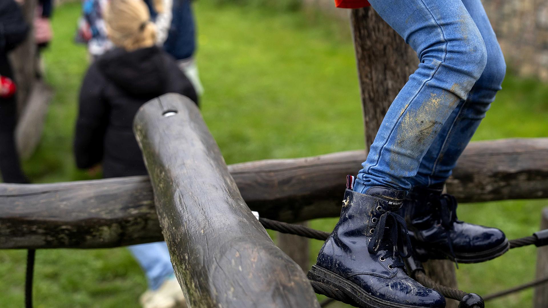 Kinder spielen auf und um ein Klettergerüst in den Niederlanden. | picture alliance / ANP