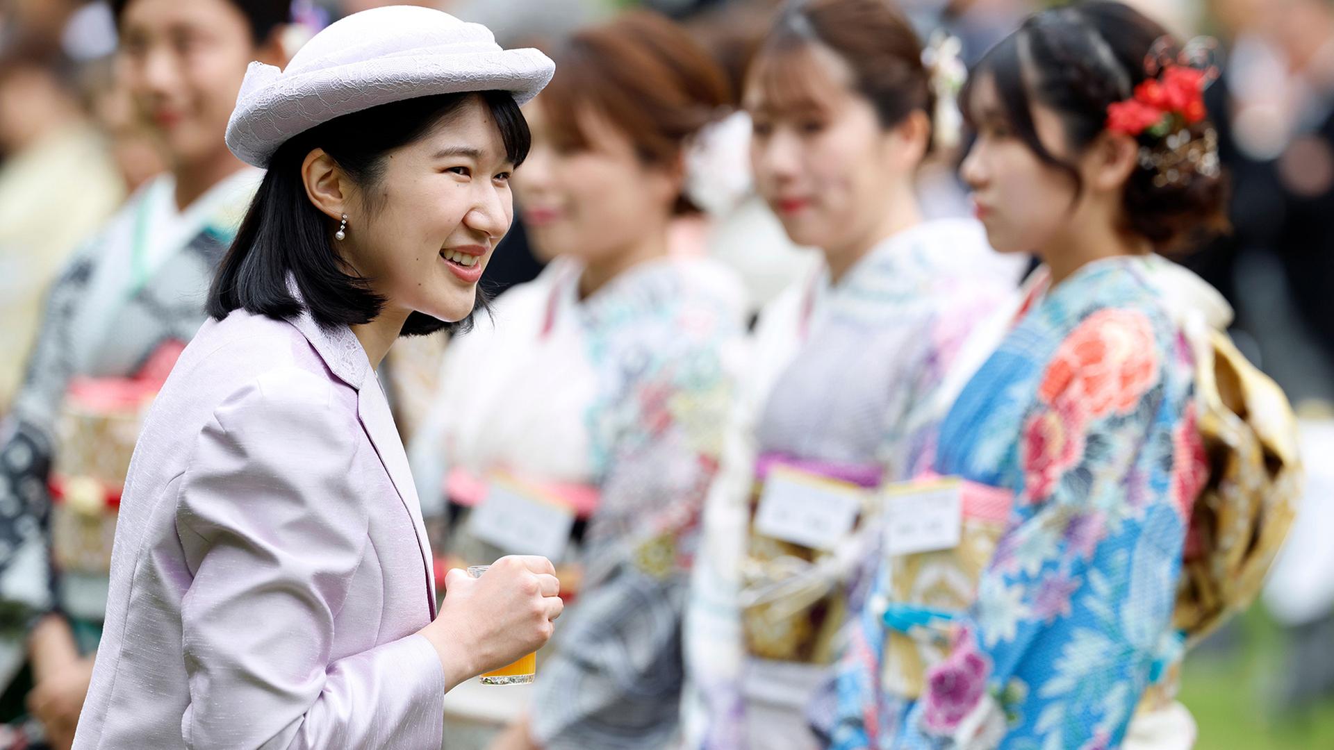Die japanische Prinzessin Aiko steht vor einer Gruppe Frauen in Kimonos | AP