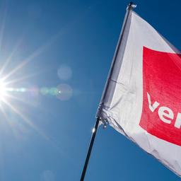 Eine Flagge der Verdi Gewerkschaft weht bei der landeszentralen Kundgebung des Deutschen Gewerkschaftsbunds (DGB) im Wind.