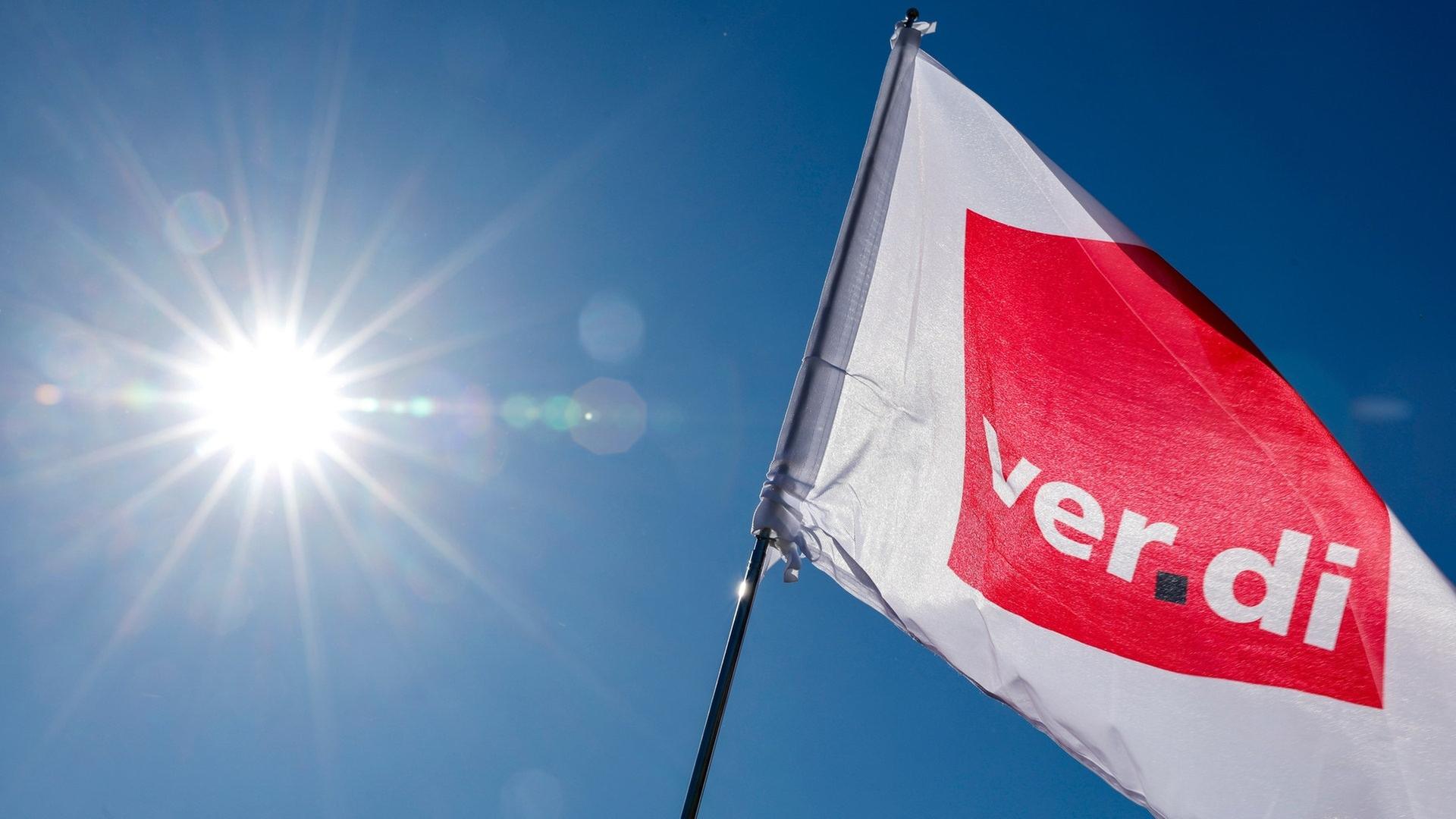Eine ver.di-Gewerkschaftsflagge weht auf einer Kundgebung im Wind