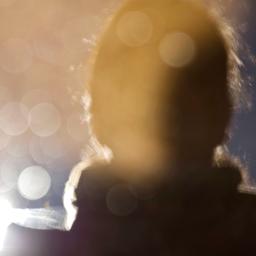 Unscharfe Silhouette einer Frau.