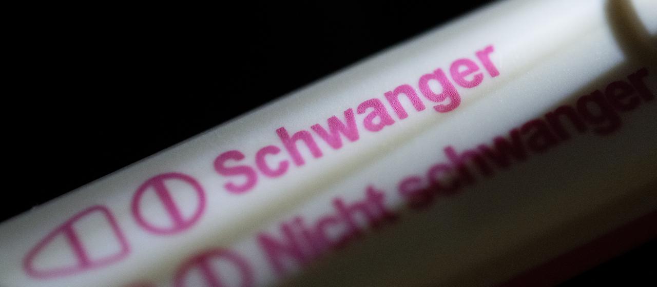 Ein Schwangerschaftstest liegt auf einem Tisch.