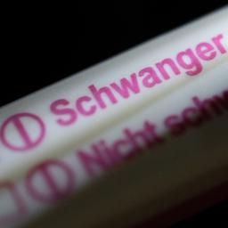 Ein Schwangerschaftstest liegt auf einem Tisch.