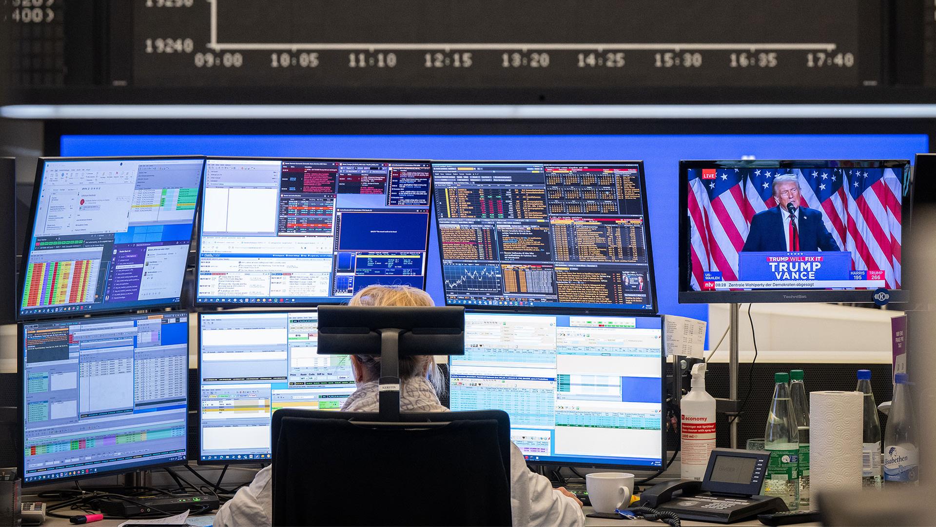 Eine Rede des US-Präsidentschaftskandidaten Donald Trump wird auf einen Monitor im Handelssaal der Deutschen Börse in Frankfurt übertragen. | picture alliance/dpa