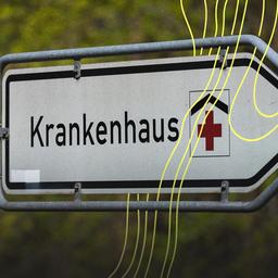 Ein Schild weist den Weg zu einem Krankenhaus.