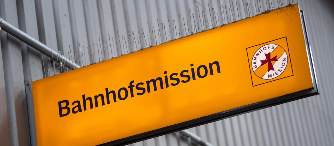 Ein Schild mit der Aufschrift "Bahnhofsmission" am Münchner Hauptbahnhof