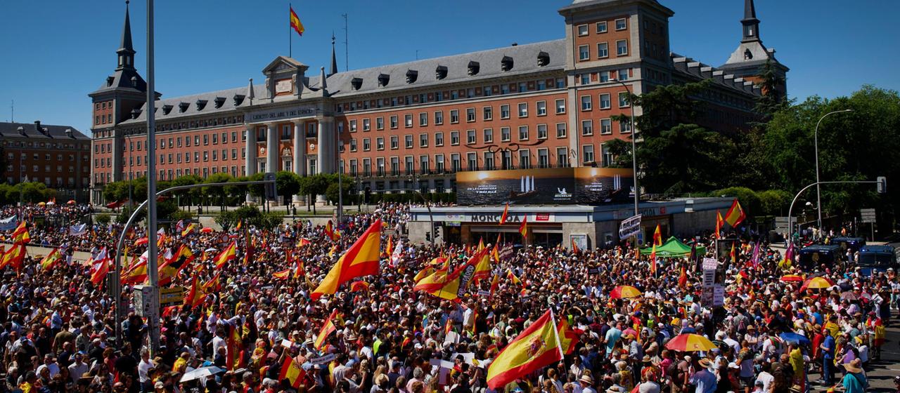 Demonstranten mit spanischen Flaggen nehmen an einer Demonstration gegen die Regierung teil