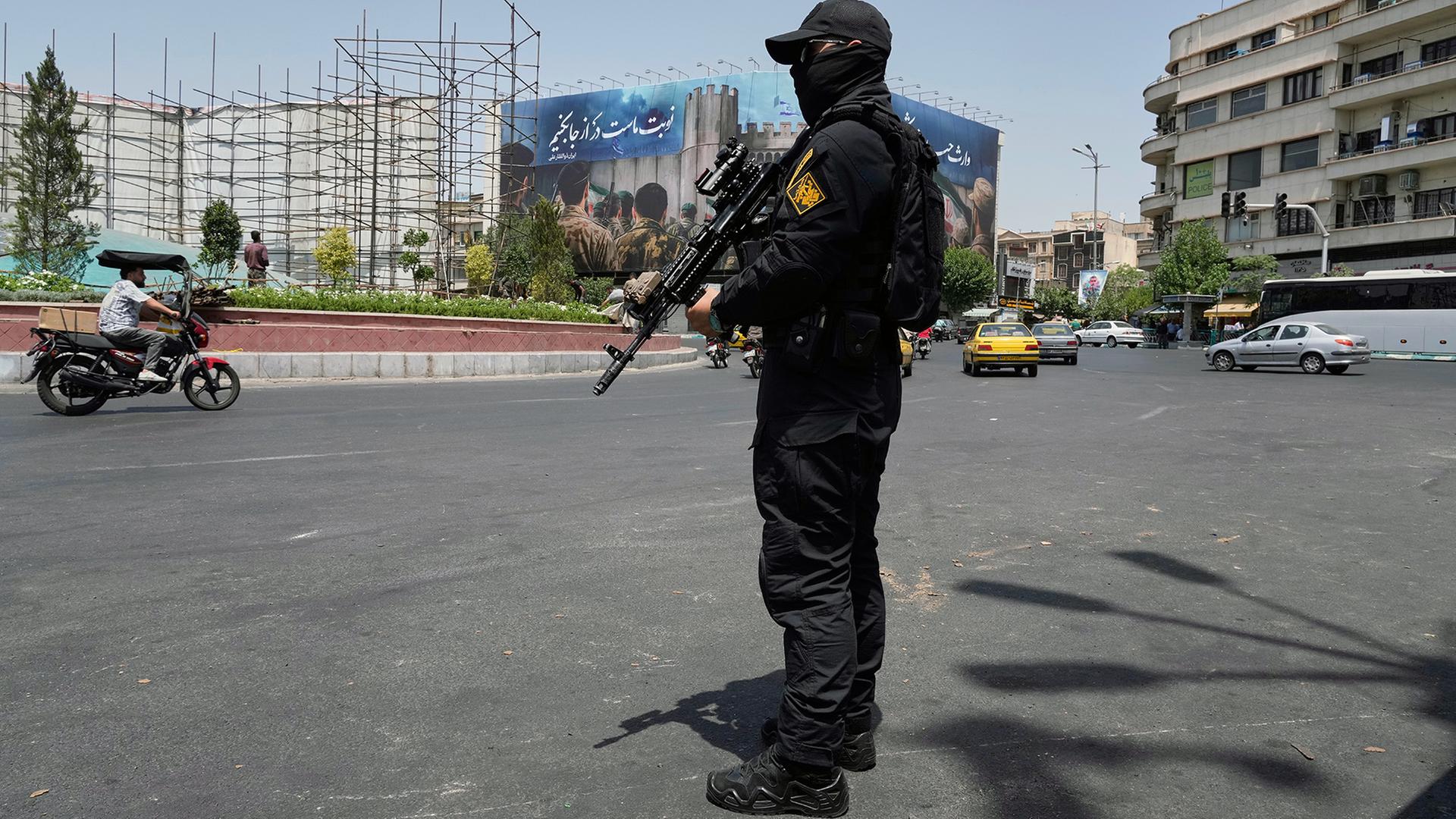 Ein Mitglied der iranischen Revolutionsgarden in Teheran | dpa