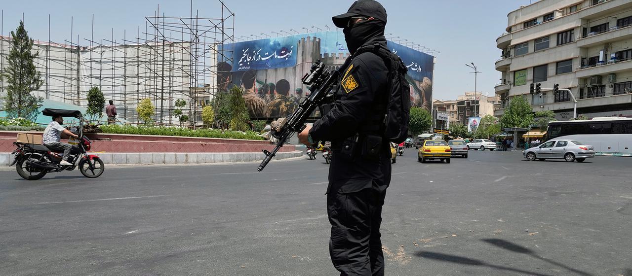 Ein Mitglied der iranischen Revolutionsgarden in Teheran