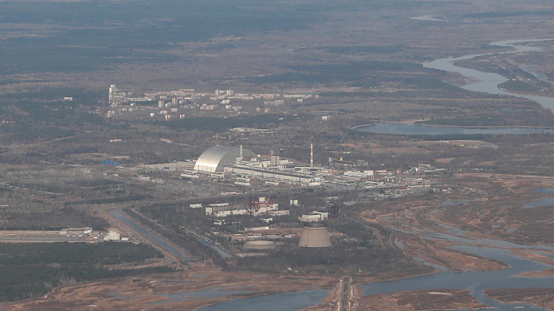 Eine Luftaufnahme vom Gelände des AKW Tschernobyl. | REUTERS