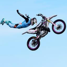 Ein Freestyle-Motorradfahrer zeigt einen Stunt im Fliegen.