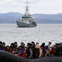 Vor der griechischen Insel Lesbos kommt ein Flüchtlingsboot an, begleitet von einem Frontex-Schiff