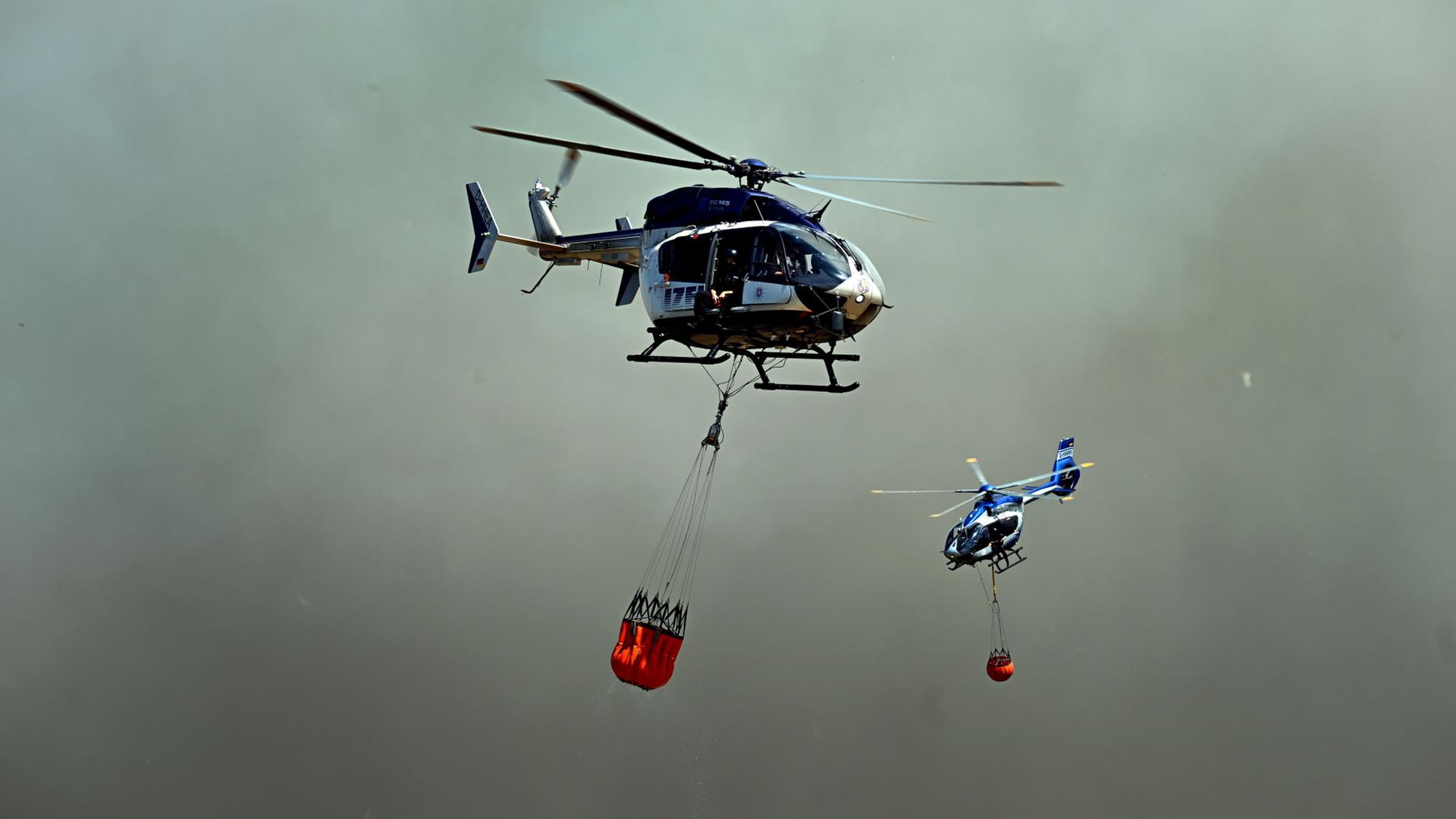 Helikopter der Polizei mit Löschwasser-Außenlastbehältern | Federico Gambarini/dpa