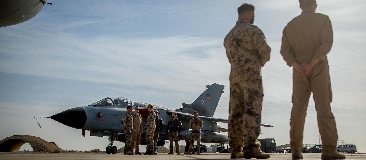 Bundeswehrsoldaten stehen anlässlich eines Besuchs vor einem Tornado-Jet in Al-Asrak, Jordanien.