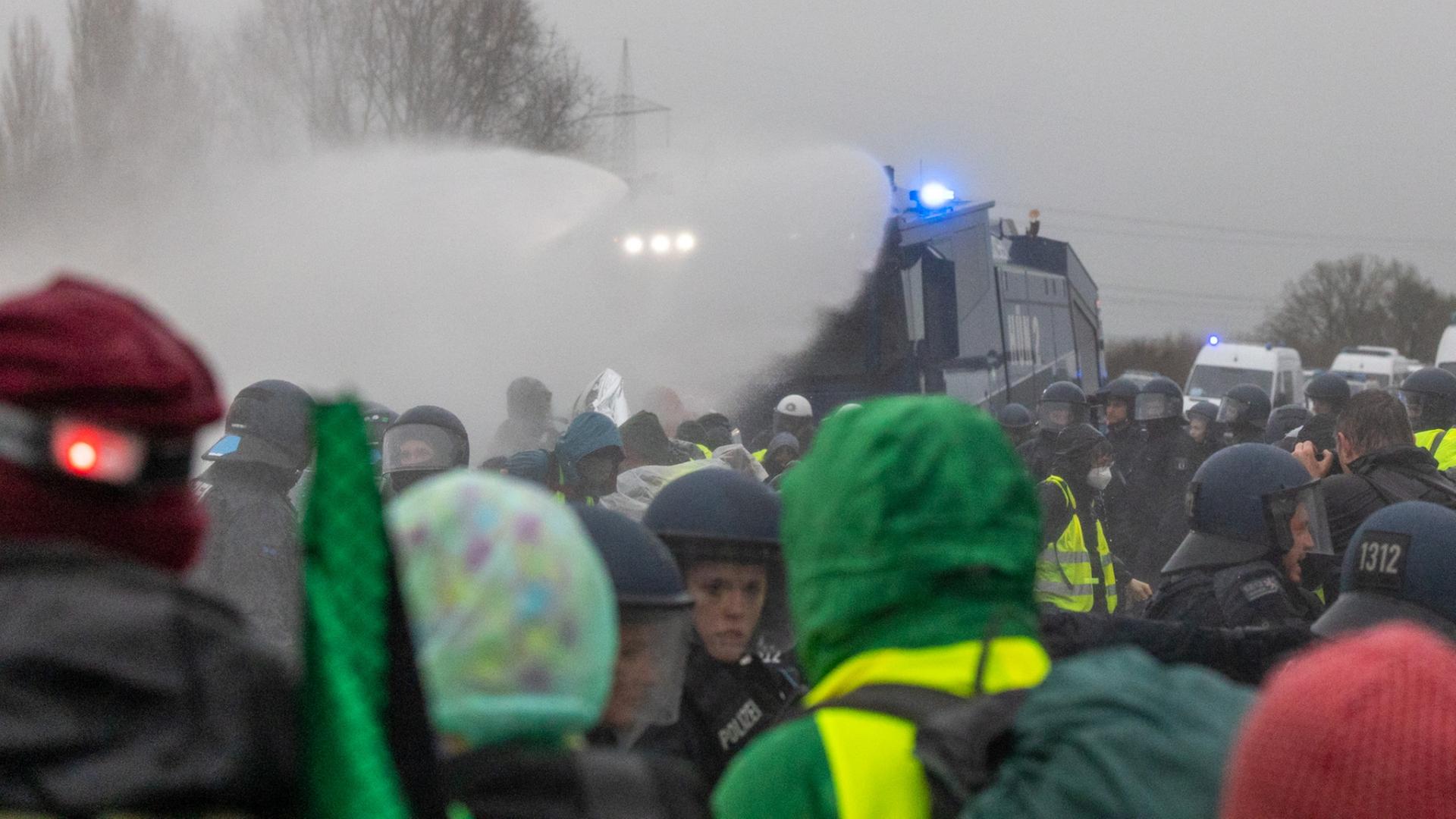 Wasserwerfer bei Protesten in Gießen | dpa