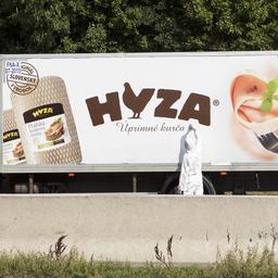 Ermittler untersuchen einen abgestellten Lkw